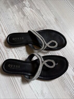 GUESS Rhinestone embellished black flat thing sandal, Size 7.5